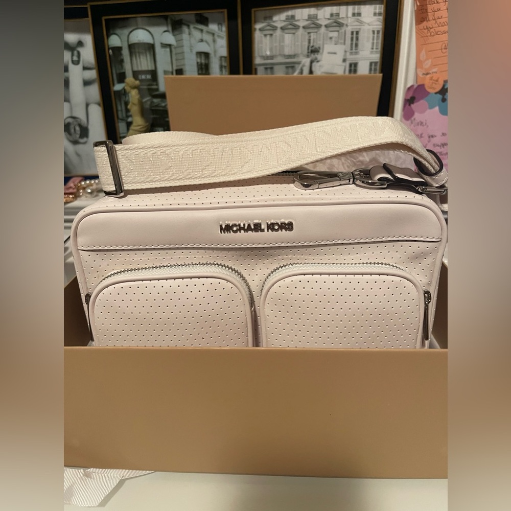 NWT Authentic Michael Kors W/ LG Hanover Crossbody Bag with the organic box❤️❤️